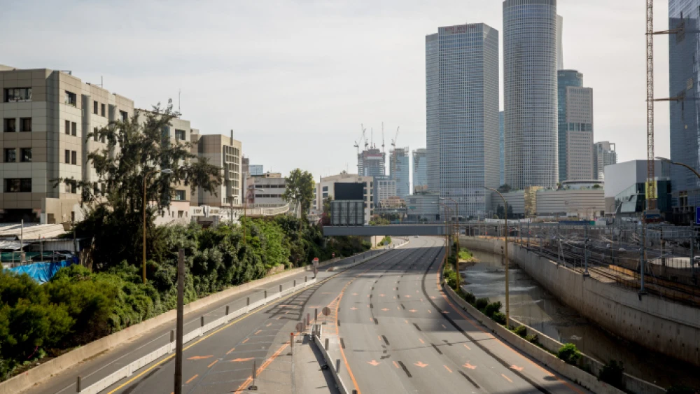 The empty Ayalon Highway in Tel Aviv on April 4, 2020. Photo by Miriam Alster/Flash90.