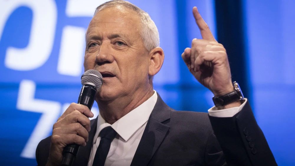 Blue and White Party head Benny Gantz speaks with Channel 12 News anchor Danny Kushmaro during the conference of the Israeli Television News Company in Tel Aviv on Sept. 5, 2019. Photo by Hadas Parush/Flash90.