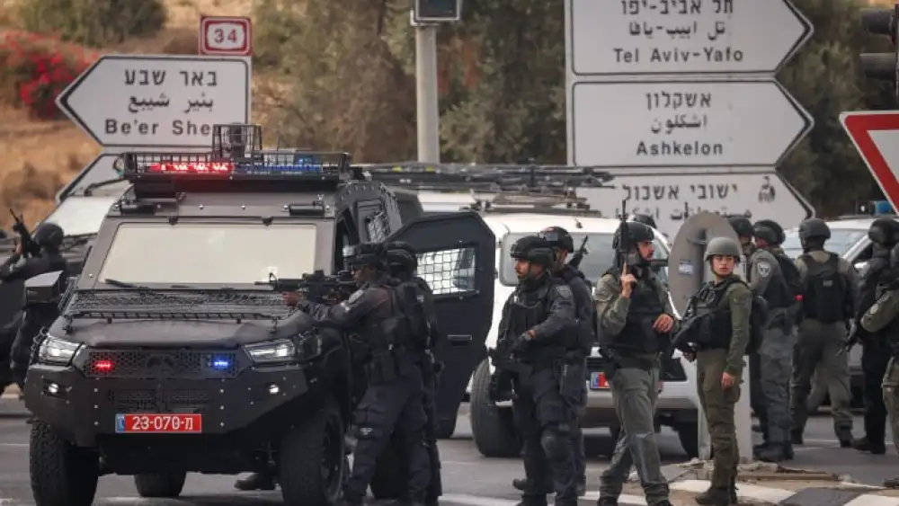 Israeli forces outside the entrance to the southern Israeli town of Sderot, west of Hamas terrorists. Hamas militants stormed the border fence between Gaza and southern Israel early yesterday mornign, killing hundreds of Israelis and iinjuring thousandsin in the surrounding communities. Isrseli soldiers and citizens were taken captive. October 8, 2023. Photo by Chaim Goldberg/Flash90 *** Local Caption *** ????? ???? ???? ????? ????? ??????