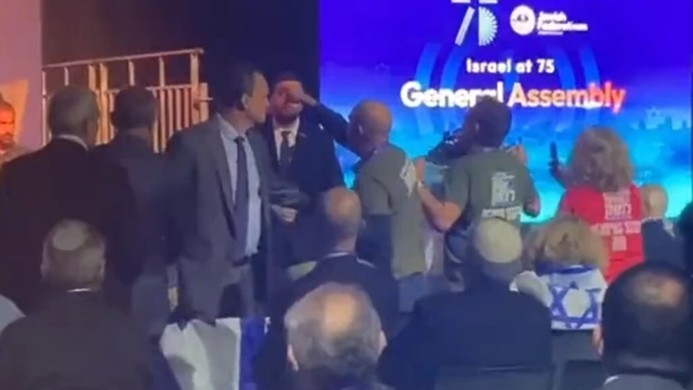 Anti-reform activists harass Knesset member Simcha Rothman at the JFNA General Assembly in Tel Aviv, April 24, 2023. Source: Twitter screenshot.