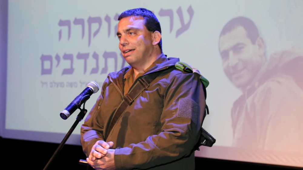 Judea and Samaria Division Commander Brig.-Gen. Eran Niv speaks at an evening in commemoration of Lieutenant Colonel Moshe Mualem, commander of the Beaufort battalion, who was killed in the twin helicopter crash over the rural community of Sha'ar Yishuv in February 1997, in Gush Etzion on February 17, 2018. Credit: Gershon Elinson/FLASH90