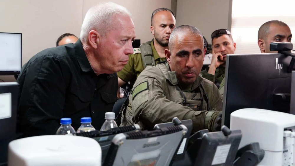 Israel's Defense Minister Yoav Gallant and 162nd Division commander Brig. Gen. Itzik Cohen during a situational assessment of the Rafah operation in Gaza, May 16, 2024. Photo by Ariel Hermoni/IMoD.