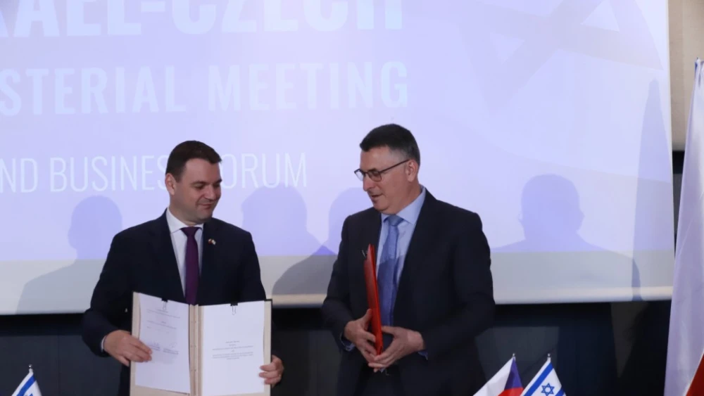 Czech Foreign Minister Petr Macinka and his Israeli counterpart, Gideon Sa’ar, sign an economic cooperation agreement in Tel Aviv, July 14, 2026. Photo by Eitan Elhadez-Barak/TPS-IL.