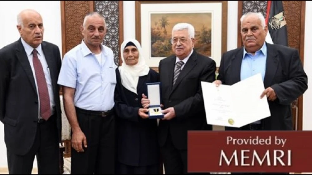 Palestinian Authority leader Mahmoud Abbas confers a medal on the family of a “martyred prisoner.” (Source Pnn.ps, July 23, 2018: MEMRI)