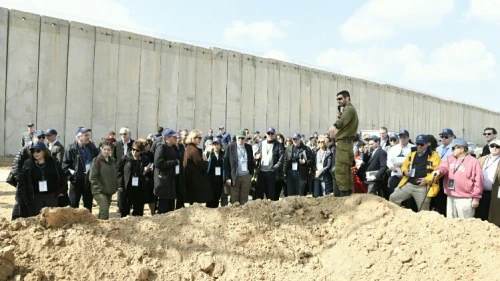 Conference of Presidents leaders visit the Gaza border on Feb. 21 during their 45th annual Israel leadership mission, were briefed by Israel Defense Forces commanders on destroying terror tunnels, protecting Israeli civilians in neighboring communities and countering threats from Hamas. Courtesy: Avi Hayun/Conference of Presidents of Major Jewish Organizations.