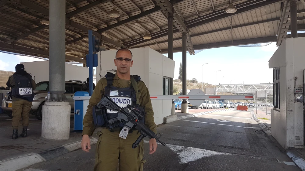 Lt.-Col. Arik Yaakobi, Commander of the Taoz Battalion, standing at Maccabim Crossing. Credit: Yaakov Lappin.