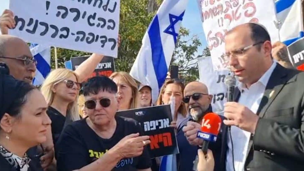 Activist Sheffi Paz (center) and MK Simcha Rothman at a gathering before Paz enters prison, Nov. 14, 2024. Source: Screenshot.