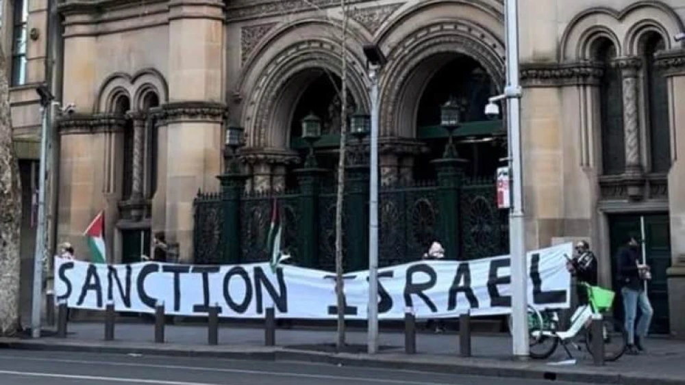 An anti-Israel banner on display in front of The Great Synagogue in Sydney, Australia on July 14, 2024. Source: X/NSW Jewish Board of Deputies.