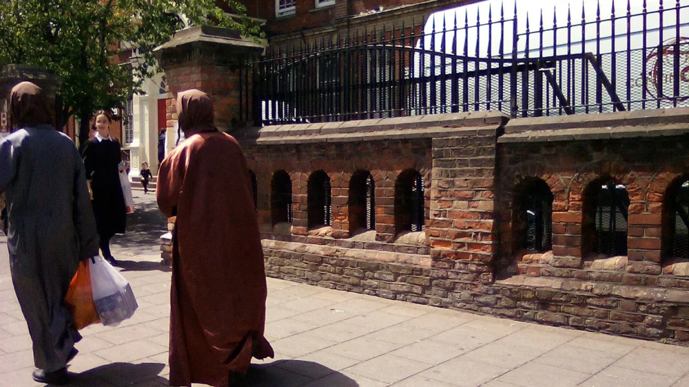 Lev Tahor members walk in London, July 8, 2022. Source: Twitter.