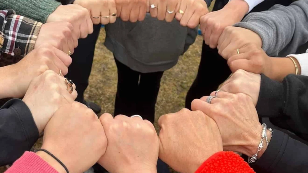 Bshvil HaMachar hands