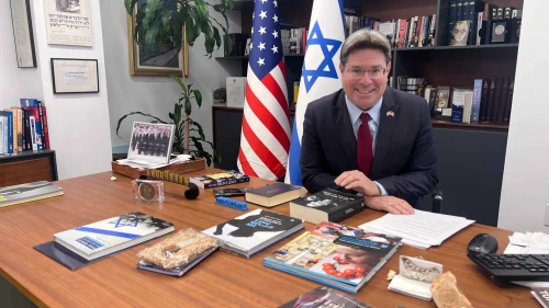 Ofir Akunis, cónsul general de Israel en Nueva York, en su oficina de Manhattan. Foto de Debra Nussbaum Cohen.