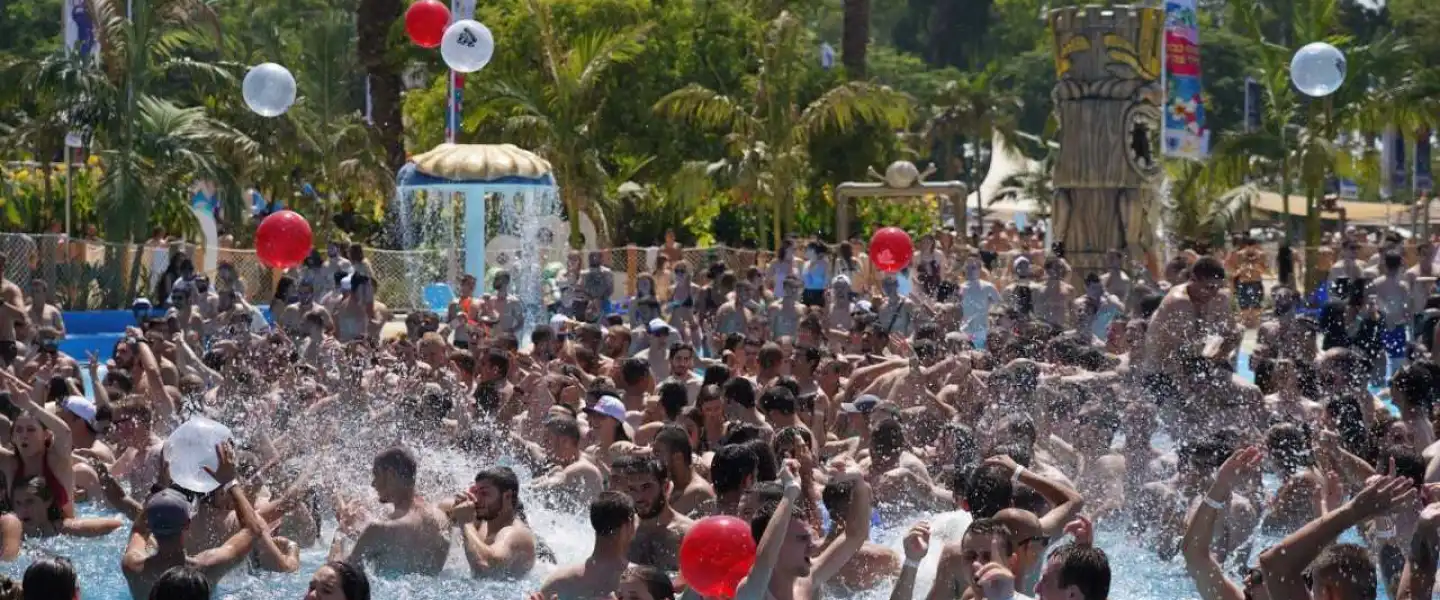 Yahad–United for Israel’s Soldiers and Friends of the Israel Defense Forces joined together in hosting a “Fun Day” for some 5,000 front-line IDF combat soldiers in 2018 at the Shefayim Water Park in Israel. Credit: Nir Buxenbaum.