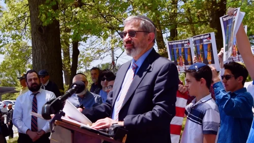 Rabbi Zev Meir Friedman of Rambam Mesivta, an Orthodox boys’ school in Lawrence, N.Y., speaking at Newton South High School in Massachusetts. Credit: Americans for Peace and Tolerance.