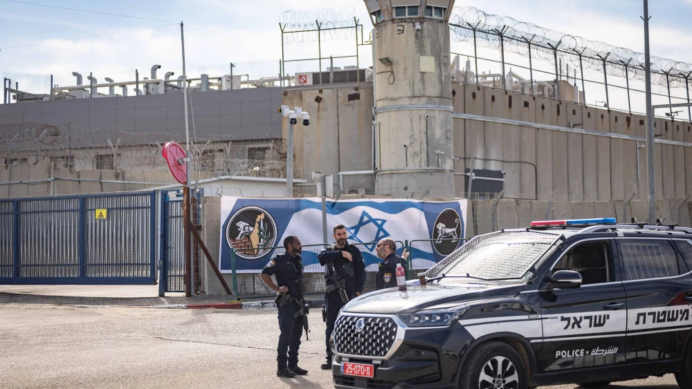 Israeli security forces guard at the Ofer prison, outside of Jerusalem, on Jan. 25, 2025. Photo by Yonatan Sindel/Flash90.