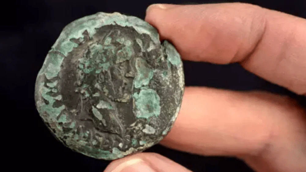 A Roman coin dating to Year 8 of the rule of Emperor Antoninus Pius, 144-145 C.E. Photo: Yaniv Berman/ Israel Antiquities Authority.