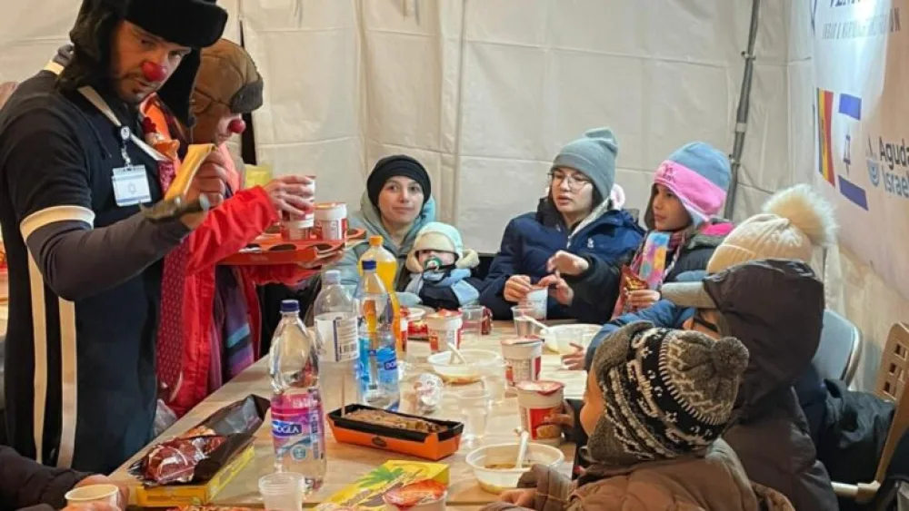 Israeli medical clowns serving snacks and hope to Ukrainian refugees. Photo courtesy of Dream Doctors