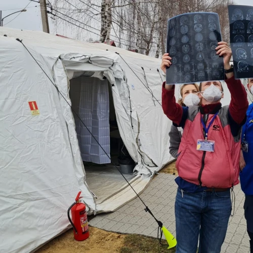 Doctors at the Israeli field hospital in Ukraine evaluating MRI images, March 2022. Photo by Naama Frank Azriel.