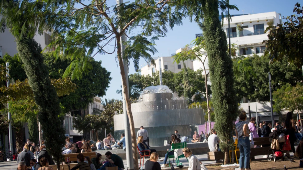 Dizengoff Square in Tel Aviv, hours before Israel went into its third nationwide COVID-19 lockdown, on Dec. 27, 2020. Photo by Miriam Alster/Flash90.