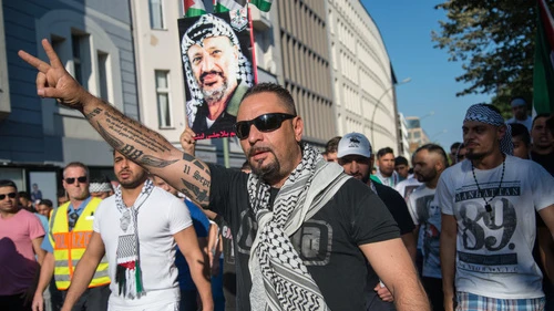Demonstrators in Berlin carry a picture of Yasser Arafat in July 2014, protesting against the Israel Defense Forces’ “Operation Protective Edge” in Gaza. Credit: Boris Niehaus via Wikimedia Commons.