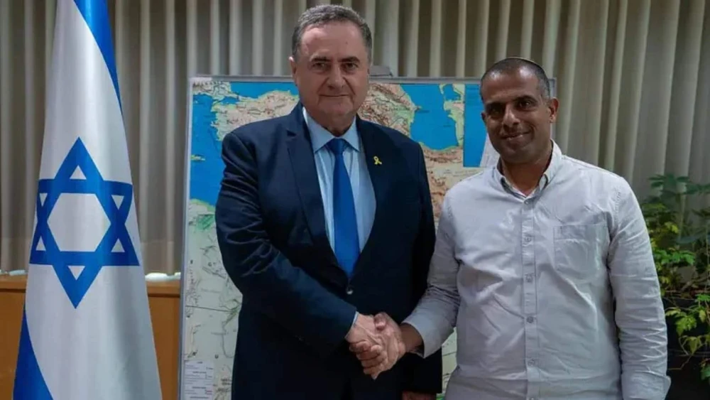 Israel Katz and Israel Defense Forces Colonel (res.) Avichai Tanami, June 3, 2025. Photo by Ariel Hermoni/Defense Ministry.