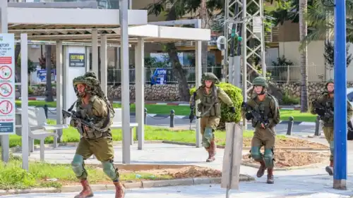 Israeli soldiers take position in the southern Israeli city of Sderot, October 8, 2023. Photo by Yossi Zamir/Flash90 *** Local Caption *** ????? ???? ???? ????? ????? ??????