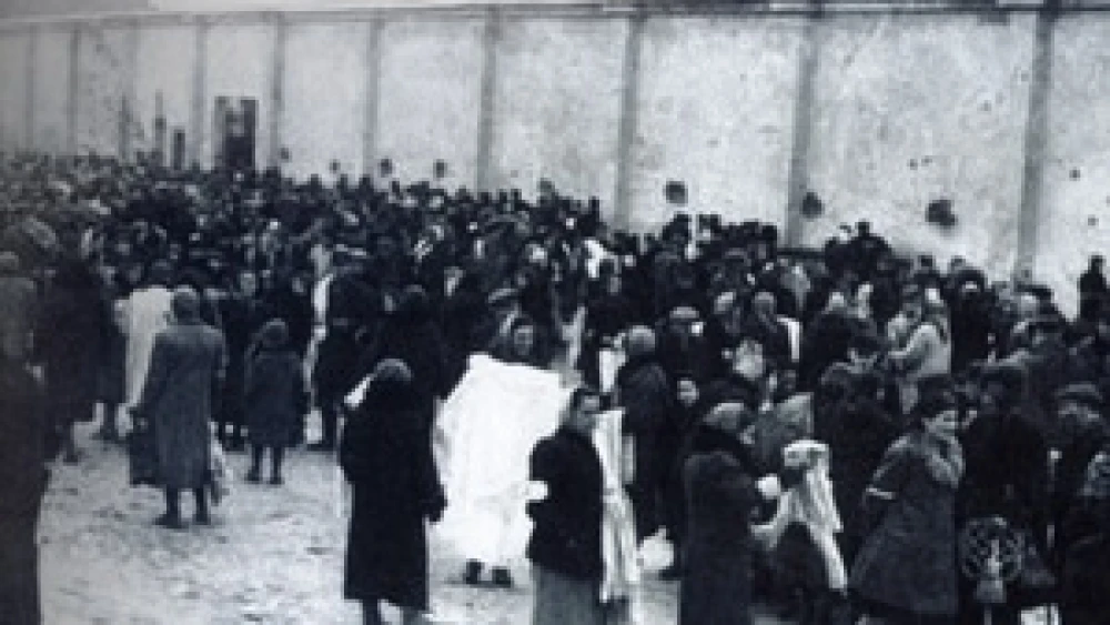 A crowd near the wall of the Warsaw Ghetto. Credit: Photo courtesy of the David S. Wyman Institute for Holocaust Studies.