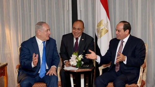 Israeli Prime Minister Benjamin Netanyahu (left) meets with Egyptian President Abdel Fattah El-Sisi (right) in New York City on Sept. 18, 2017. Credit: Avi Ohayon/GPO.