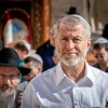 Russian-Israeli tycoon Roman Abramovich arrives at the Western Wall for his son Aaron's bar mitzvah, Dec. 20, 2022. Photo by Arie Leib Abrams/Flash90.