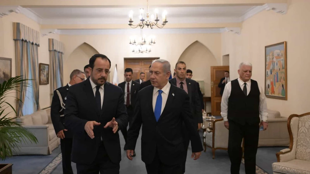 Cypriot President Nikos Christodoulides (left) and Israeli Prime Minister Benjamin Netanyahu hold a joint meeting in Nicosia, Sept. 3, 2023. Photo by Amos Ben-Gershom/GPO.