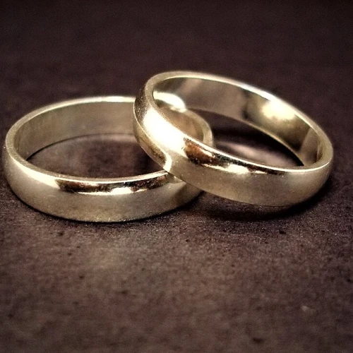 Wedding rings. Credit: Jeff Belmonte from Cuiabá, Brazil/Flickr via Wikimedia Commons.