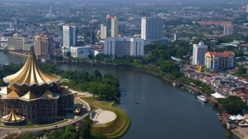 The Sarawak River flowing through the Kuching city center. Credit: CoolCityCat/Wikimedia Commons.