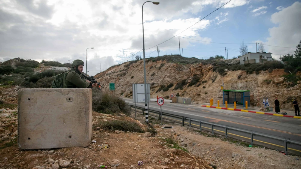 Israeli soldiers protect Route 60 near Givat Asaf, north of Jerusalem, Dec. 17, 2018. Photo by Yonatan Sindel/Flash90.