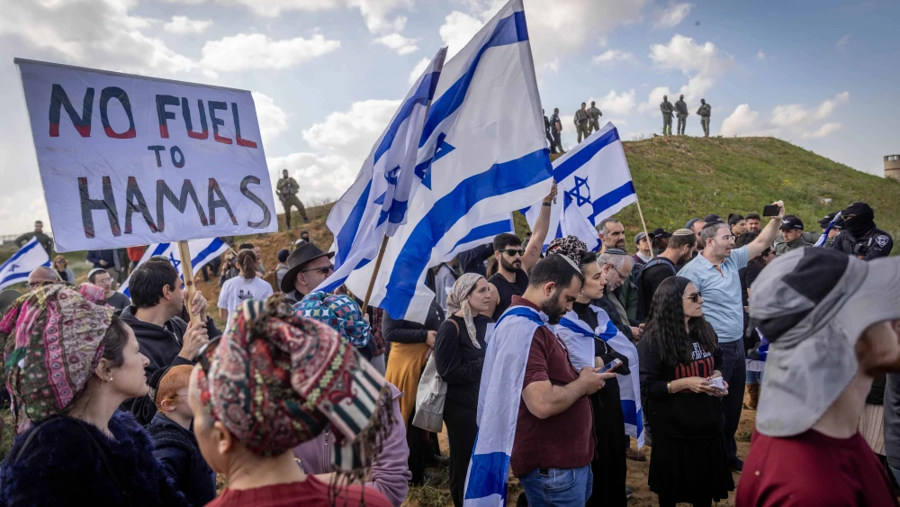 Israeli security personnel stand guard at the Kerem Shalom crossing while people protest against aid trucks entering the Gaza Strip, Jan. 29, 2024. Photo by Chaim Goldberg/Flash90.