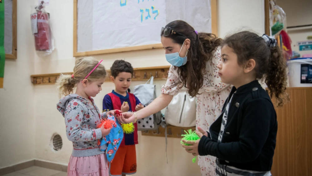 Children and teachers at the Gan Nayot kindergarten in Jerusalem on May 10, 2020. Photo by Yonatan SIndel/Flash90.