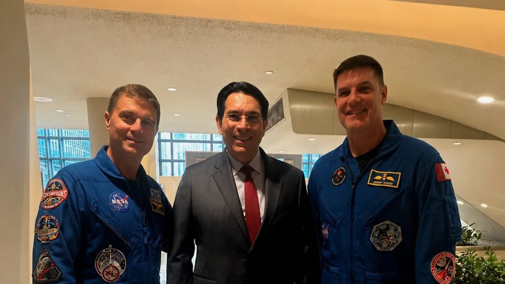 Danny Danon, Israel’s ambassador to the United Nations, poses with Artemis II astronauts Reid Wiseman (left) and Jeremy Hansen at U.N. headquarters in New York, April 30, 2026. Credit: Danny Danon/X.