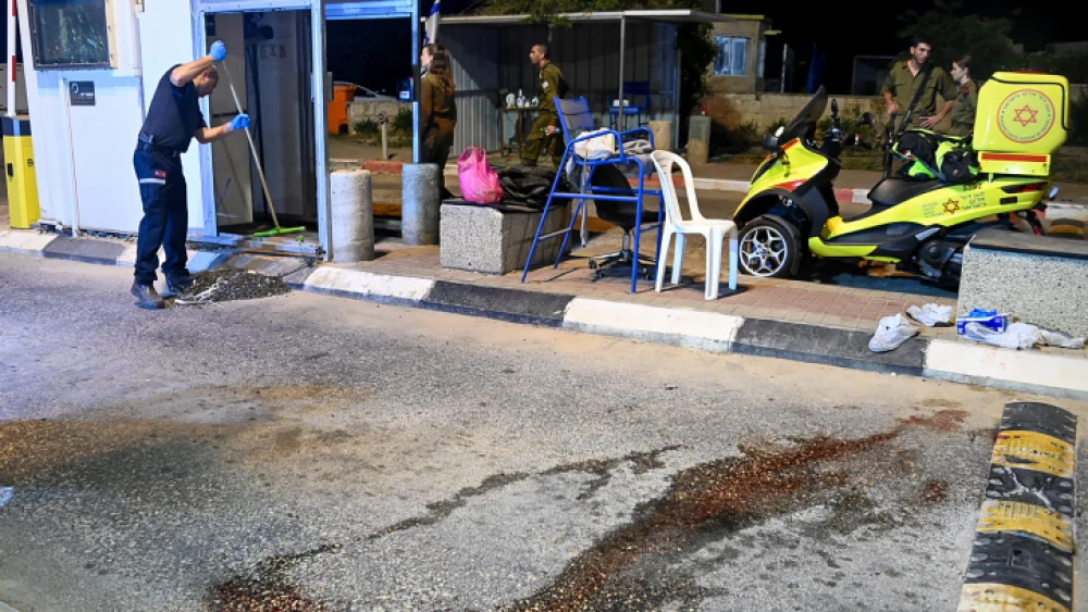 Israeli security and rescue personnel at the scene of a shooting attack at the entrance to Ariel, in Judea and Samaria, on April 30, 2022. Photo by Flash90.