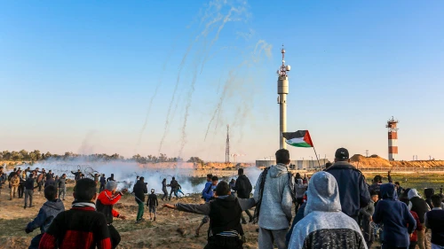 Palestinian protesters during clashes with Israeli forces along the border with Israel, east of Rafah in the southern Gaza Strip, on March 8, 2019. Credit: Abed Rahim Khatib/ Flash90