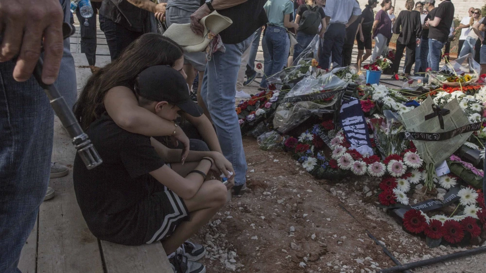 Members of the Cohen family mourn at a cemetery near Petach Tikvah, on Oct. 22, 2023. Three generations of the family were murdered by Hamas terrorists in Kibbutz Be'eri in southern Israel on Oct. 7, 2023. Photo by Rina Castelnuovo.