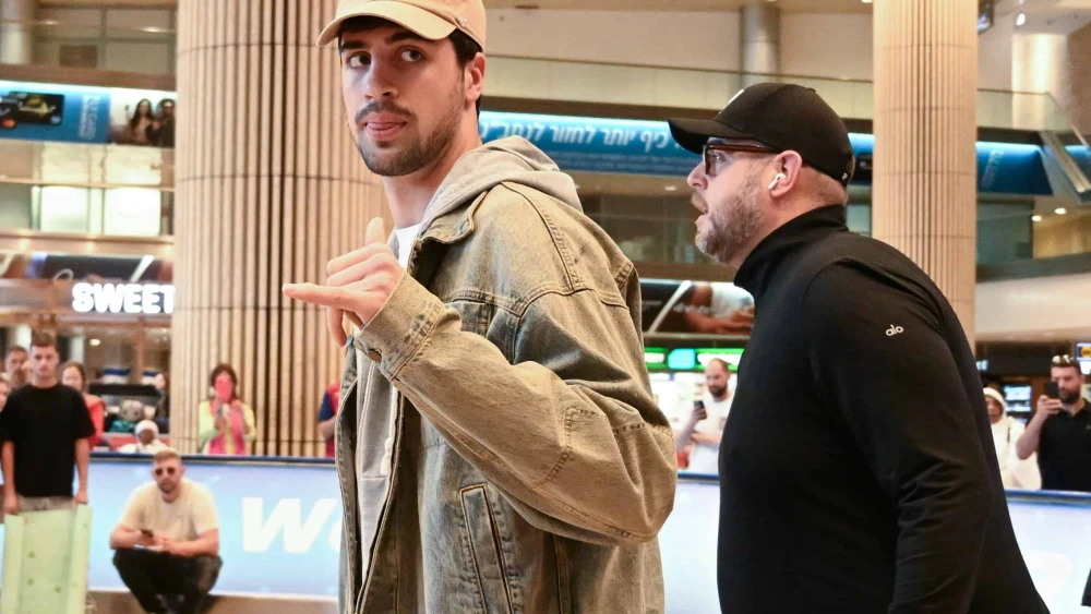 Deni Avdija, Israeli professional basketball player for the Portland Trail Blazers of the NBA, lands at Ben-Gurion International Airport on April 16, 2025. Credit: Flash90.
