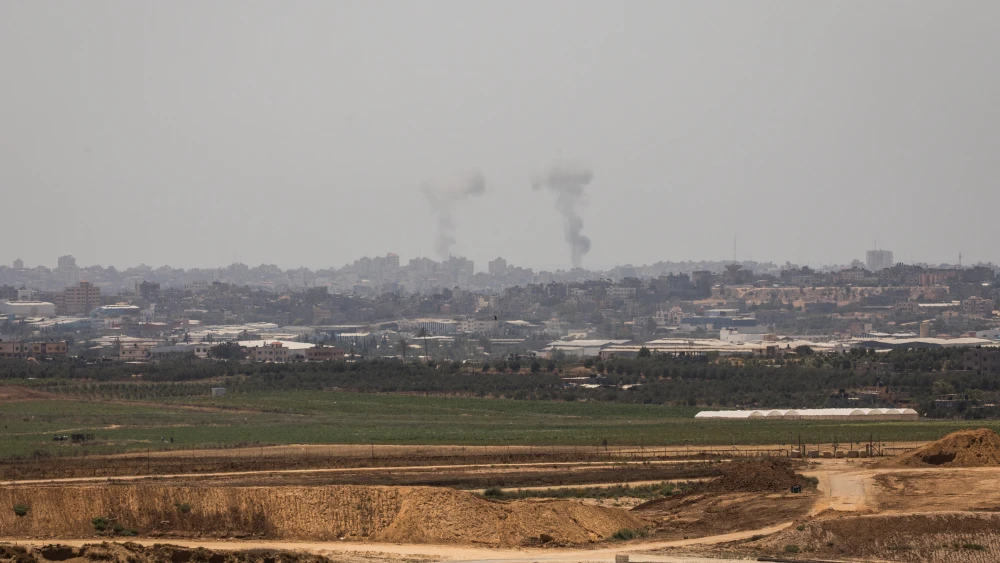 Smoke rises following an Israeli attack on the Gaza Strip as it seen from the Israeli side of the border on May 29, 2018. Photo by Yonatan Sindel/Flash90.