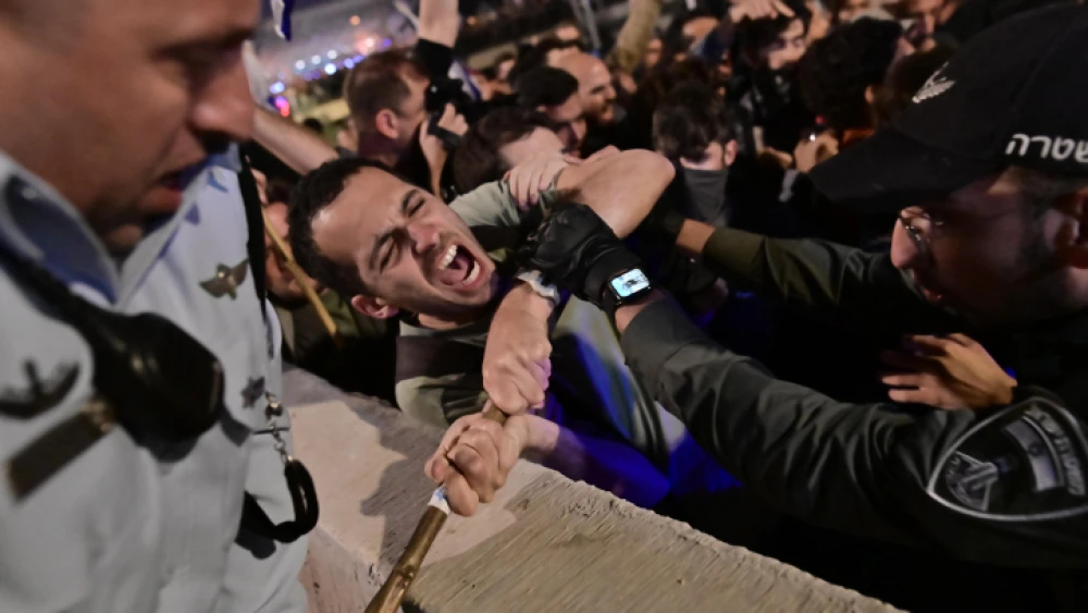 Opponents of the government's judicial reform plans grapple with police in Tel Aviv, March 4, 2023. Photo by Tomer Neuberg/Flash90.