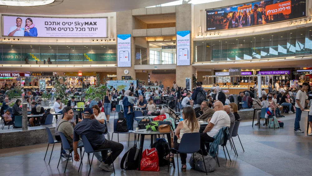 Travelers at Ben Gurion International Airport. Aug. 11, 2026. Photo by Nati Shohat/Flash90.