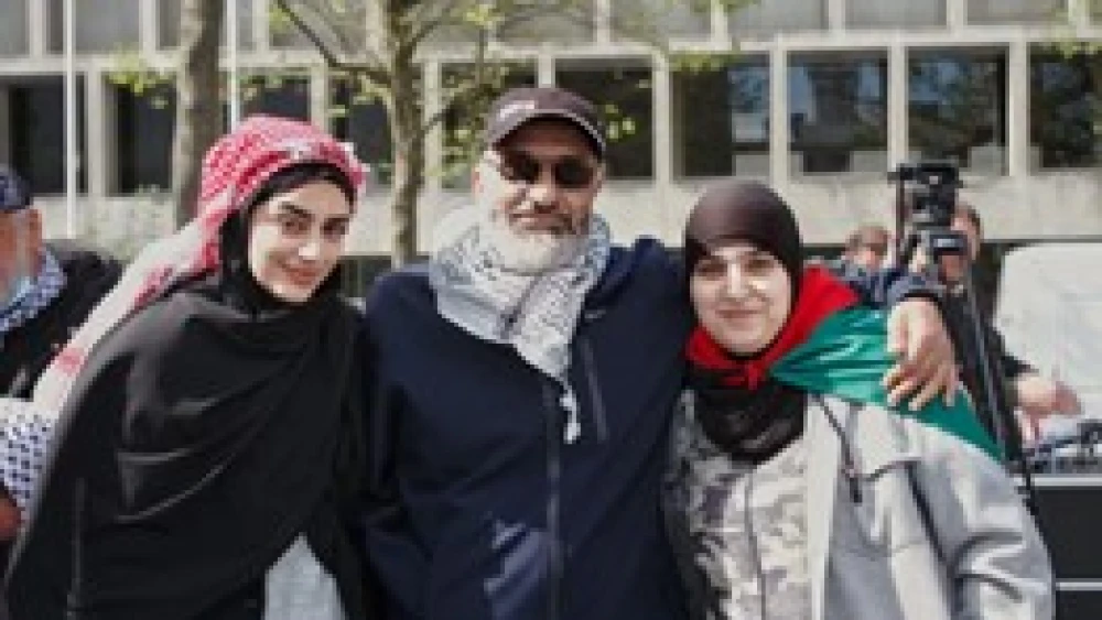 Amin Abu Rashid with his daughters Israa (left) and Iman. Source: Facebook.