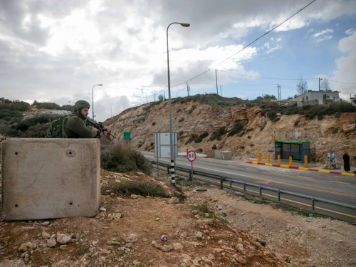 Israeli soldiers protect Route 60 near Givat Asaf, north of Jerusalem, Dec. 17, 2018. Photo by Yonatan Sindel/Flash90.