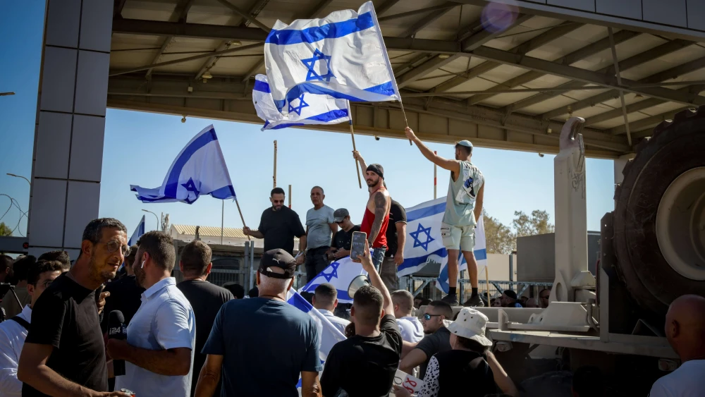 Israeli activists and right-wing lawmakers breach the fence of the Sde Teiman military detention facility in southern Israel, July 29, 2024. Photo by Dudu Greenspan/Flash90.