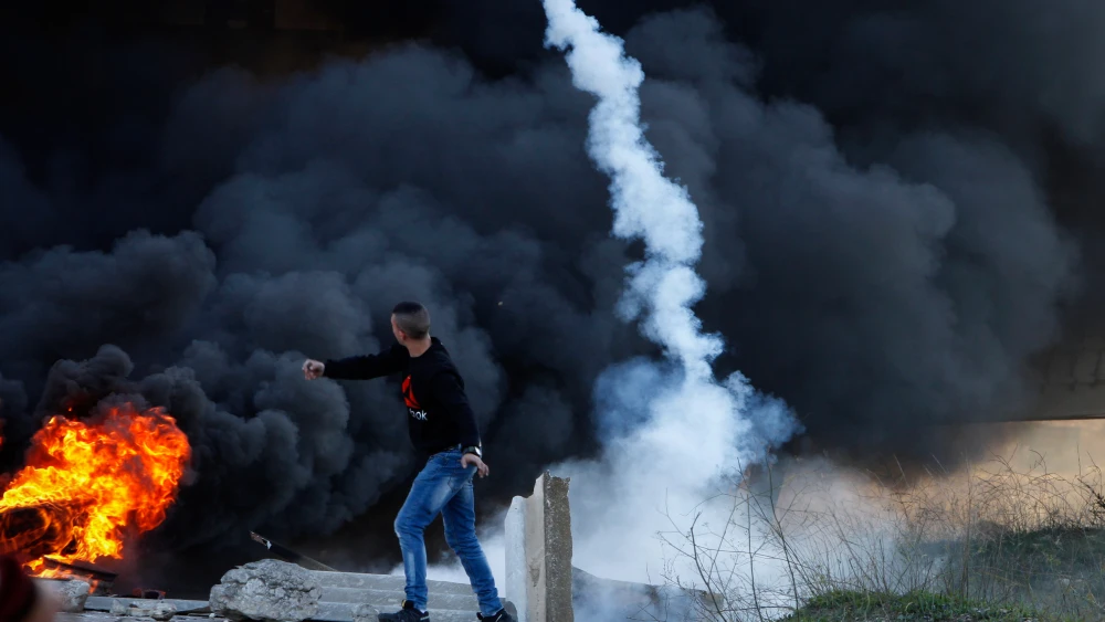 Palestinian supporters of Hamas participated in a violent rally marking the 31st anniversary of the founding of the terror organization that runs Gaza, in the West Bank city of Nablus, on Dec. 14, 2018. Photo by Nasser Ishtayeh/Flash90.