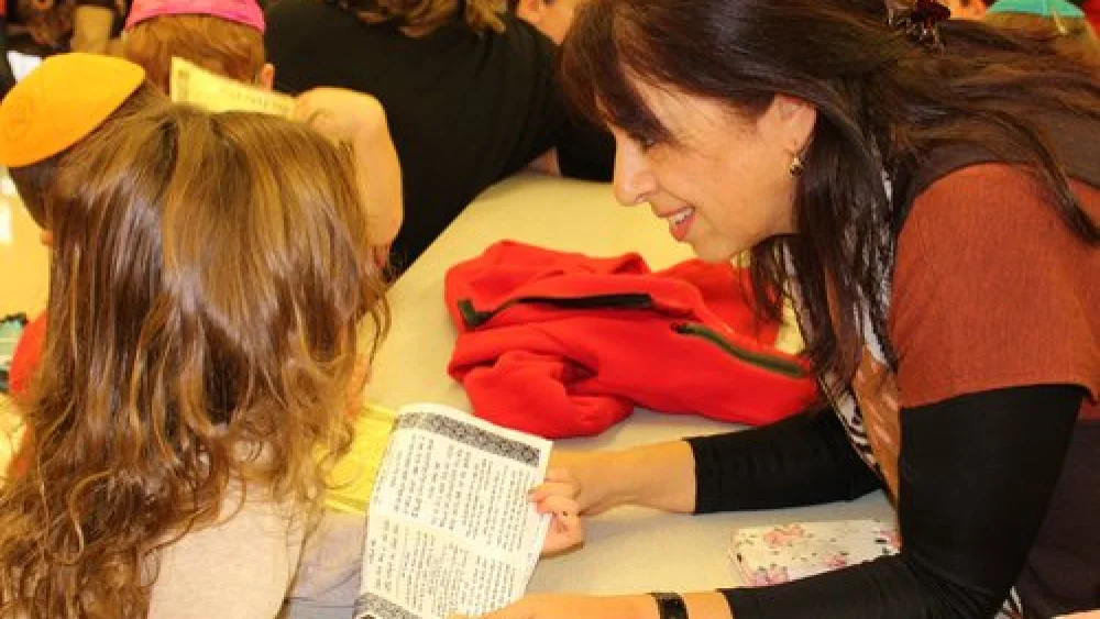 Yahel Lotan (right), principal of the Maoz Maccabim School in Israel, works with students at the Hillel Community School in Rochester, N.Y., as part of The Jewish Agency for Israel’s School Twinning Program. Credit: Courtesy Hillel Community School.