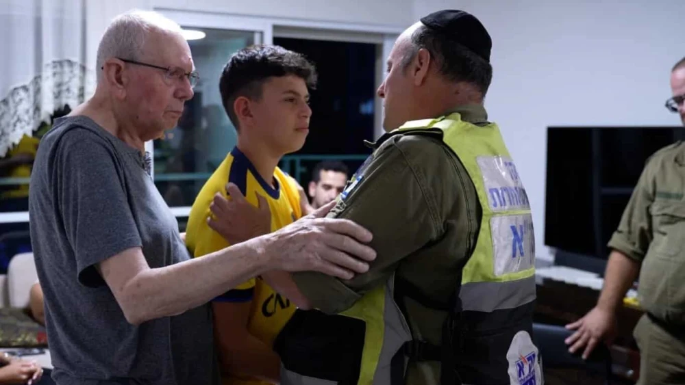 Ariel Zohar and his Holocaust survivor grandfather Marco with a ZAKA community emergency response volunteer. Source: Merav Sever/X.