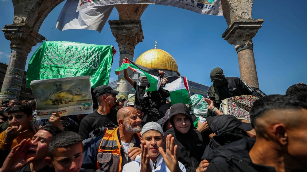 Palestinians protest after Friday prayers during the month of Ramadan at the Temple Mount in Jerusalem's Old City, April 14, 2023. Photo by Jamal Awad/Flash90.