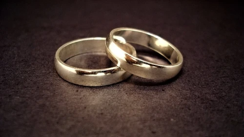 Wedding rings. Credit: Jeff Belmonte from Cuiabá, Brazil/Flickr via Wikimedia Commons.